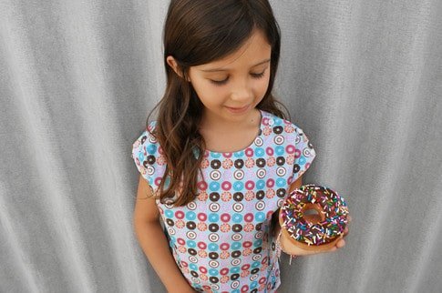 Mini Sutton Blouse free sewing pattern for girls from Robert Kaufman.