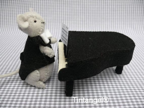 Felt mouse playing a grand piano sewing kit