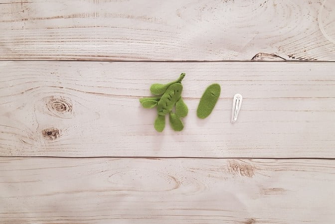 Small hole cut into the felt cover for the hairclip next to the felt mistletoe