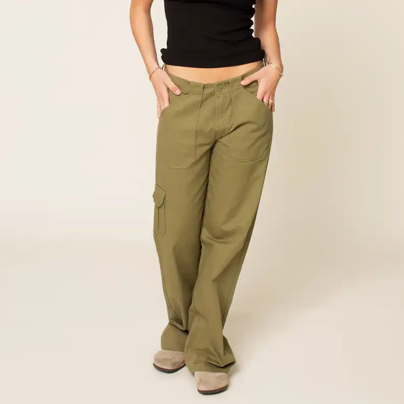 Baggy cargo pants in olive green with large front pockets and relaxed fit for casual or outdoor wear.